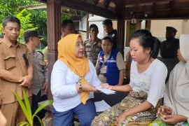 Kemensos menyalurkan bantuan untuk warga terdampak banjir di Lombok Barat