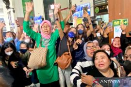 Tangis pendukung usai majelis hakim vonis Bharada E, masih ada keadilan