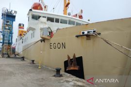 Keberangkatan Kapal Egon tujuan Surabaya tertunda akibat cuaca