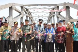 Bupati Banjar minta warga Desa Handil Baru rawat jembatan baru
