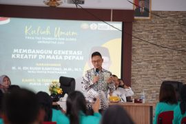 Edi Kamtono paparkan materi kuliah umum bagi mahasiswa Universitas OSO