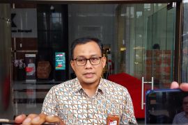 KPK panggil tenaga ahli Kantor Staf Presiden Grenata Louhenapessy terkait kasus pencucian uang