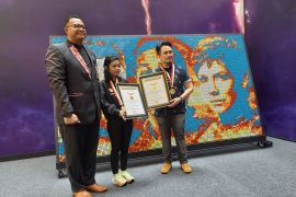 Denny Darko raih rekor MURI untuk susun ribuan rubik karakter Ant-Man