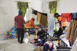 TRC BPBD Balangan tangkap seekor ular di rumah warga