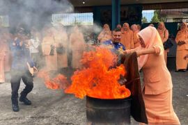 Anggota DWP Padang Panjang mendapat edukasi pencegahan bahaya kebakaran