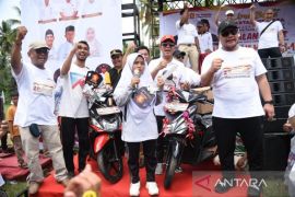Jalan sehat bersama Gus Irawan menyemut, hadiah sepeda motor dari Dolly Pasaribu