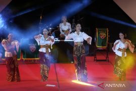 Pagelaran pentas budaya memperingati hari suci Tumpek Krulut di Bali
