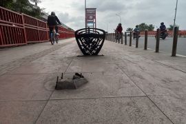 Bekas baud PJU bahayakan warga di Jembatan Ampera