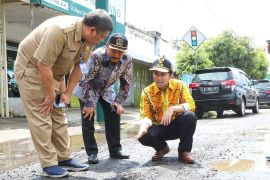Wagub minta jalan rusak Nganjuk-Kediri segera diperbaiki