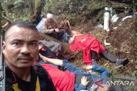Tim evakuasi tiba di lokasi jatuh helikopter di Jambi