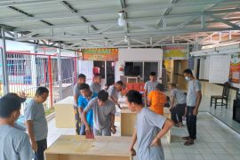 Warga Binaan Lapas Suliki Limapuluh Kota bersyukur dapat pelatihan mebel