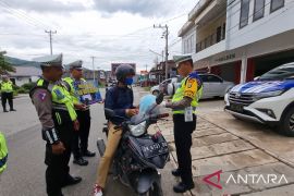 Polres Tolitoli Sulteng bagi helm gratis pada operasi keselamatan