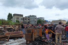 Pedagang di Pasar Cik Puan kais barang berharga sisa-sisa kebakaran