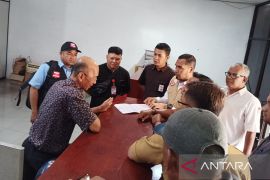 Ada warga Meranti yang mengelak saat dicoklit