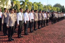Personel Polda Aceh doakan keselamatan korban helikopter jatuh