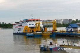 Arus penumpang kapal penyeberangan antarpulau relatif normal