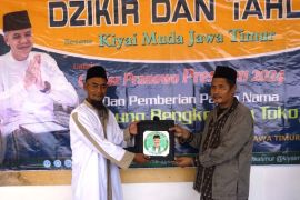 Kiai Muda Jatim doa bersama sekaligus bantu proyektor untuk madrasah