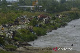 Aktivitas pertambangan pasir rakyat di daerah aliran sungai Page 1 Small