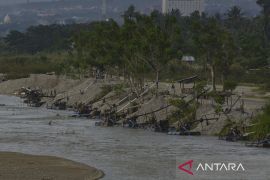 Aktivitas pertambangan pasir rakyat di daerah aliran sungai Page 2 Small