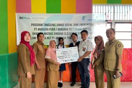 Angkasa pura I Ambon salurkan program TJSL ke SLB