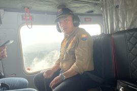 Gubernur Jambi ikut pantau evakuasi kapolda lewat helipoter
