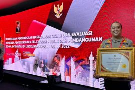 Kapolres Tanah Laut terima penghargaan Pelayanan Prima 2022