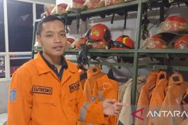 Aksi heroik Sutresno bergelantungan di pucuk tower demi selamatkan sanca