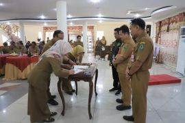 Seluruh pejabat bubuhkan tanda tangan untuk Satu Data HSU