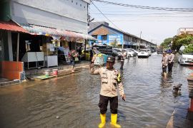 Polisi lakukan pengalihan jalan akibat banjir rob di Kabupaten Bintan