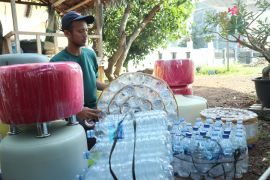 Zainuddin, olah sampah botol plastik jadi sofa