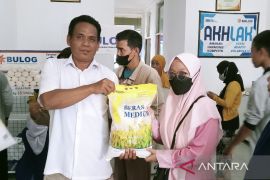 Bulog Kapuas jual beras harga terjangkau kendalikan inflasi