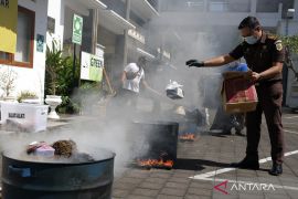 Kejaksaan Negeri Denpasar musnahkan barang bukti berbagai perkara