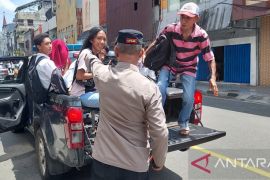 Mobil patroli polisi bantu angkut warga saat demo sopir angkot