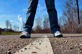 Pakar ortopedi sarankan orang berjinjit setelah berdiri selama 20 menit