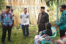 Bupati HSS serahkan bantuan korban kebakaran di Rantauan