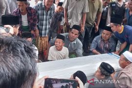 Ribuan pelayat antar korban gempa Turki ke pemakaman di Lombok