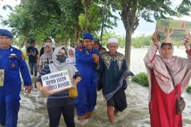 Ditpolairud Polda Jatim dan Polres Gresik monitoring banjir sekaligus bagi sembako
