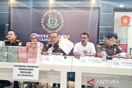 Kades diduga korupsi kembalikan keuangan negara ke Kejaksaan Situbondo