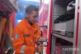 Aksi heroik Sutresno bergelantungan demi selamatkan sanca