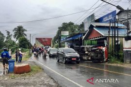 Truk bawa bawang terbalik usai tabrak portal Jembatan Paringin
