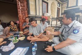 Jasa Raharja Bali berikan santunan korban kecelakaan di Sumbawa