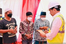 Presiden Jokowi temui dan respon aspirasi warga yang berdemo saat peresmian Tol Semarang-Demak