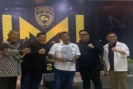 Bupati Tanjabtim Romi Hariyanto terima penghargaan IMI Award 2021-2022