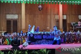 Polsek Jagakarsa bagikan nomor darurat saat pagelaran Wayang Betawi