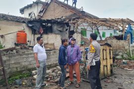 Angin kencang porak porandakan seratusan rumah di Banyuwangi