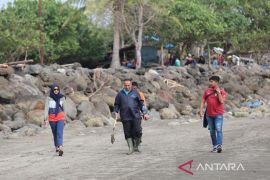 Masyarakat Lhokseumawe bersih-bersih pantai