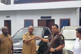 Kejari Jayapura serahkan delapan unit mobil aset Pemkab Sarmi