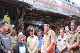 Bupati Tanjab Barat salurkan bantuan korban kebakaran di Kualatungkal