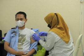 Pegawai Kemenkumham  Jatim ikuti vaksinasi COVID-19 penguat kedua