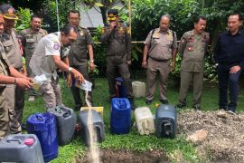 308 liter arak gula pasir dari Karangasem dimusnahkan
